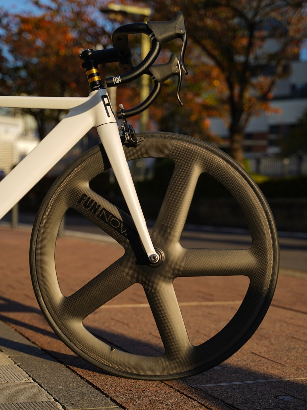 AIR SPARK -White track-