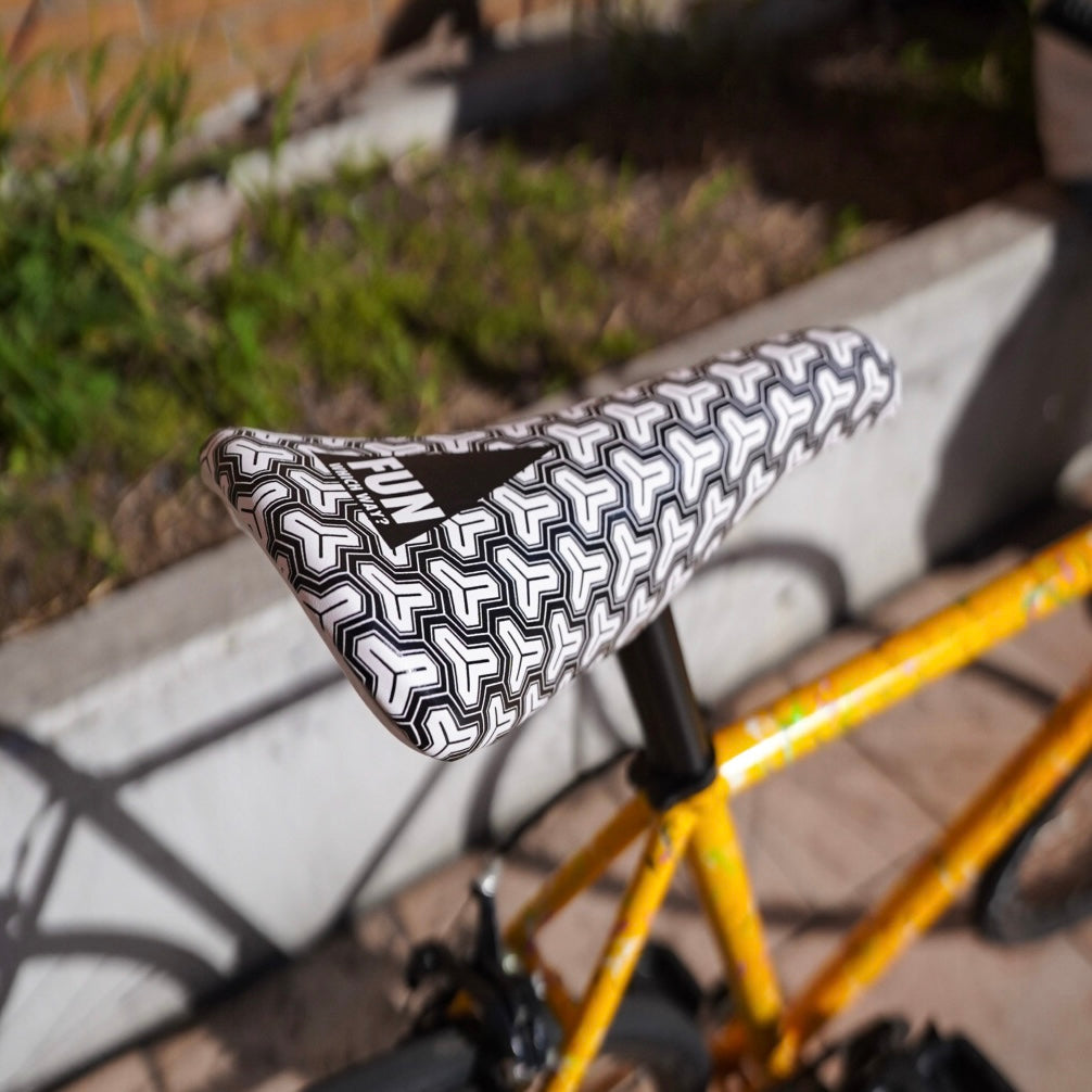 【FUN】毘沙門亀甲 Saddle -white-