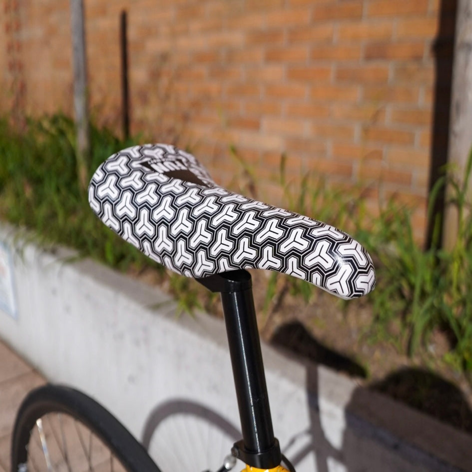 【FUN】毘沙門亀甲 Saddle -white-