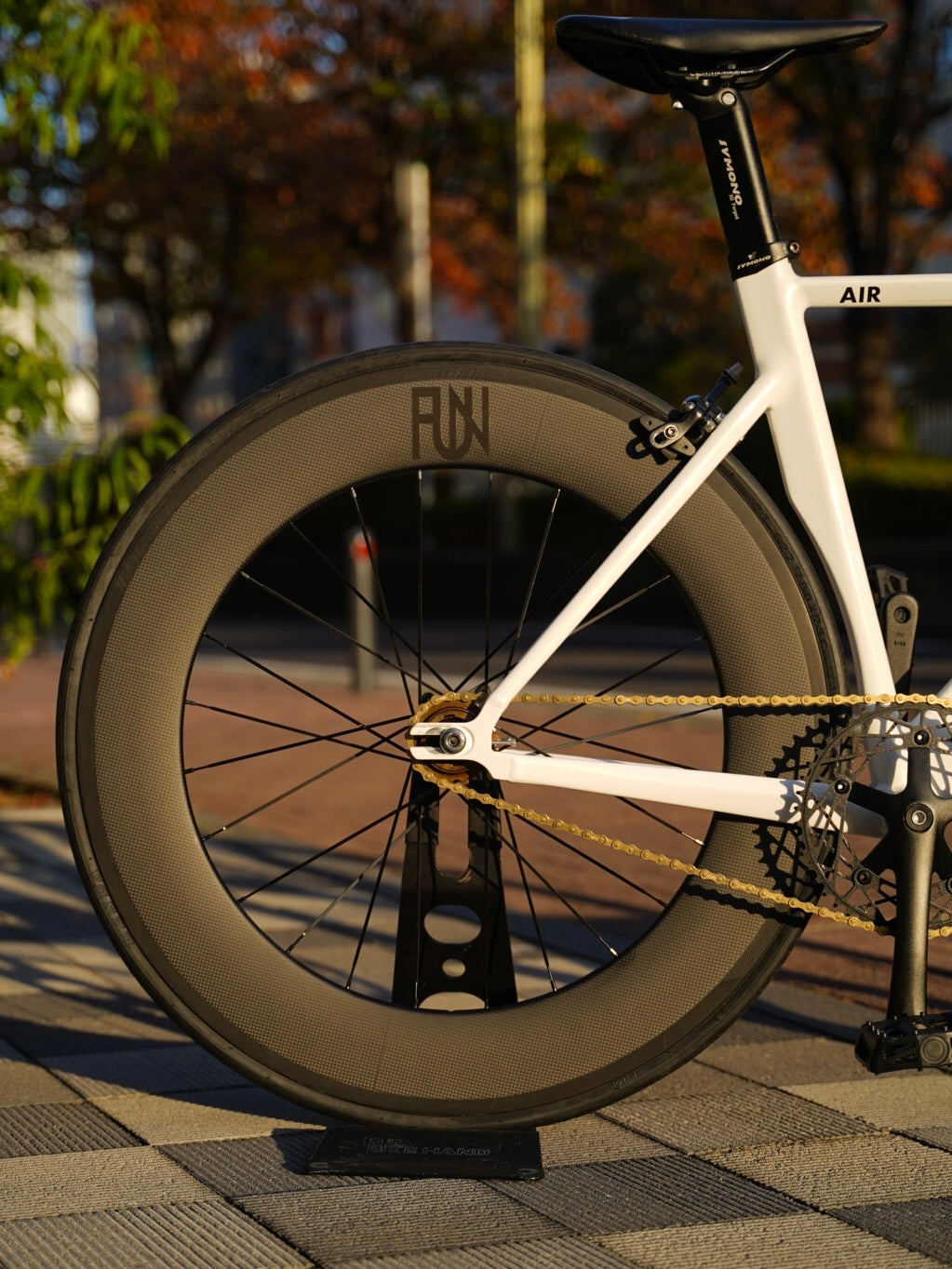 AIR SPARK -White track-
