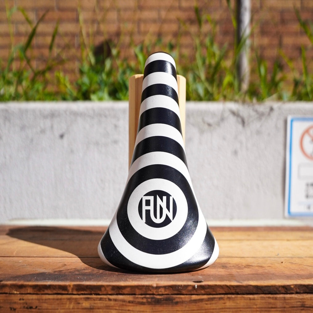 【FUN】EASY MONOGRAPH Saddle
