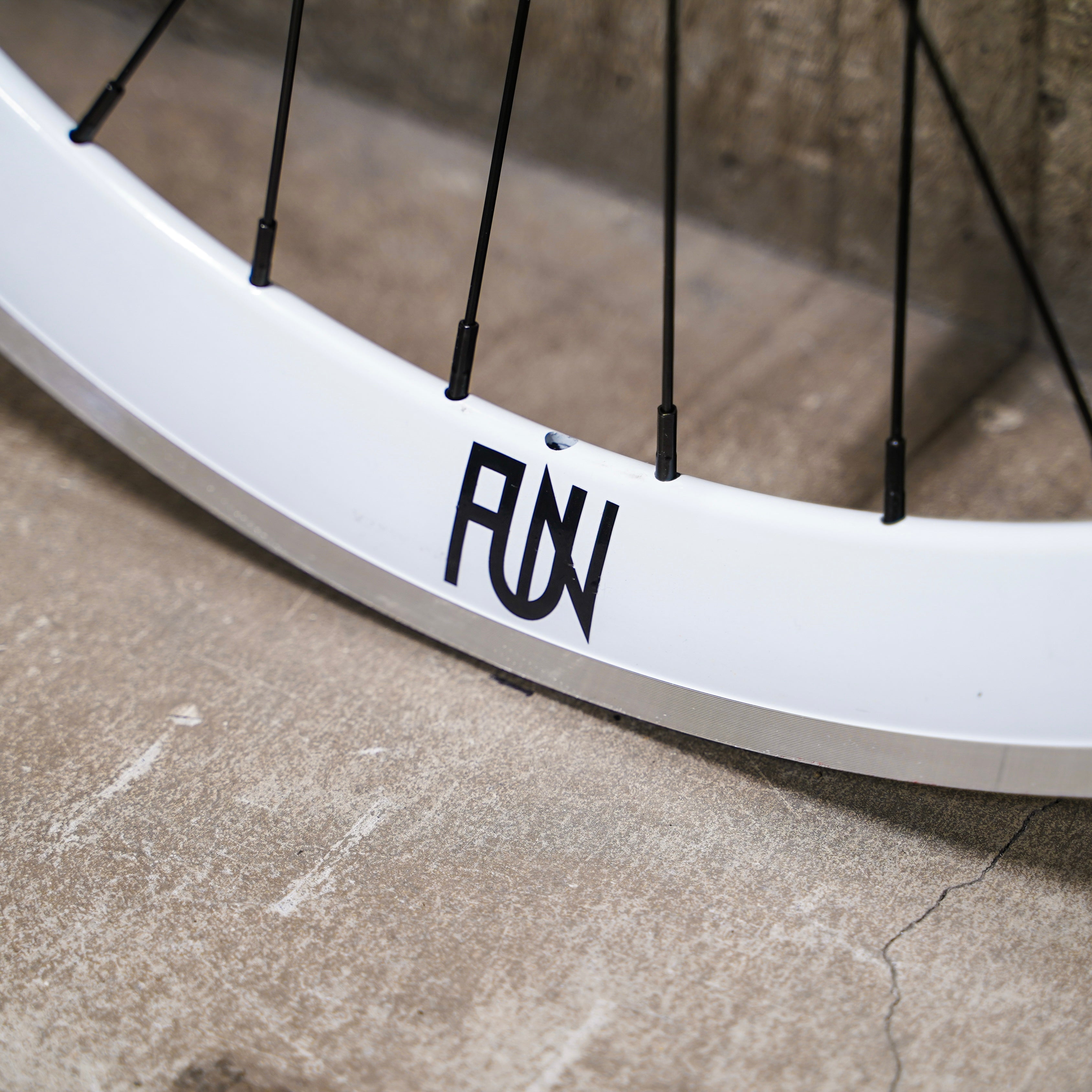 【FUN】CHAMELEON Front Wheel -white-